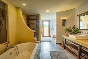 The-Monarch-King-Suite-Bathroom-1